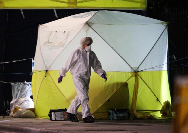 Londra, attacco a coltellate. Uccisa una donna, 5 feriti. Tutte le immagini