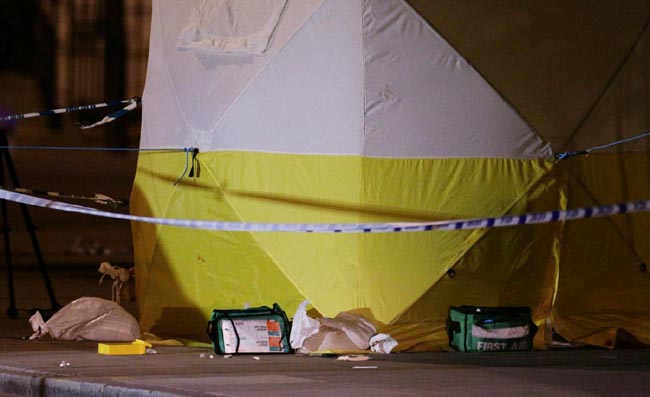 Londra, attacco a coltellate. Uccisa una donna, 5 feriti. Tutte le immagini