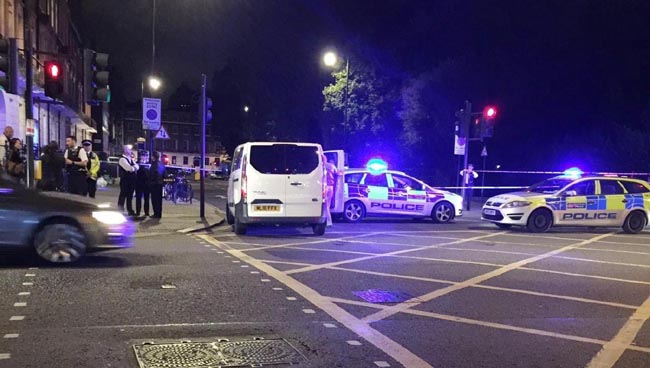 Londra, attacco a coltellate. Uccisa una donna, 5 feriti. Tutte le immagini