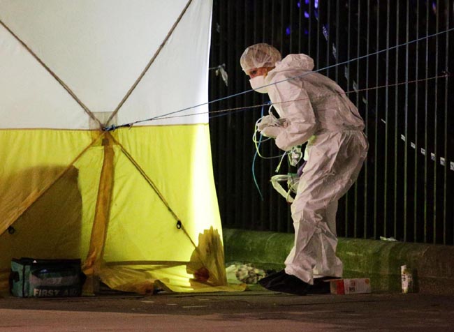 Londra, attacco a coltellate. Uccisa una donna, 5 feriti. Tutte le immagini