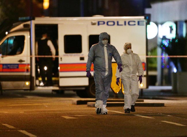 Londra, attacco a coltellate. Uccisa una donna, 5 feriti. Tutte le immagini
