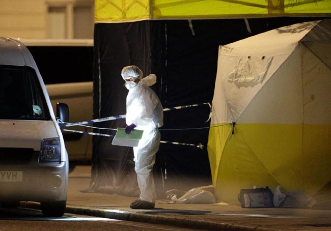 Londra, attacco a coltellate. Uccisa una donna, 5 feriti. Tutte le immagini