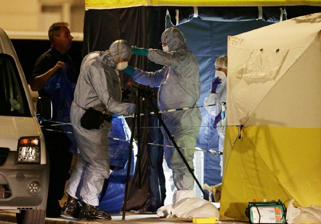 Londra, attacco a coltellate. Uccisa una donna, 5 feriti. Tutte le immagini