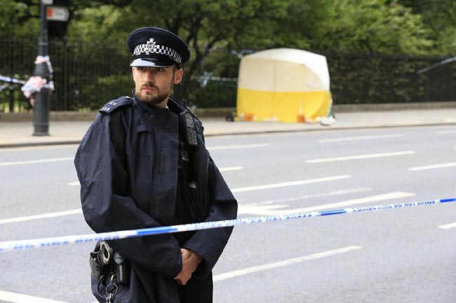 Londra, attacco a coltellate. Uccisa una donna, 5 feriti. Tutte le immagini