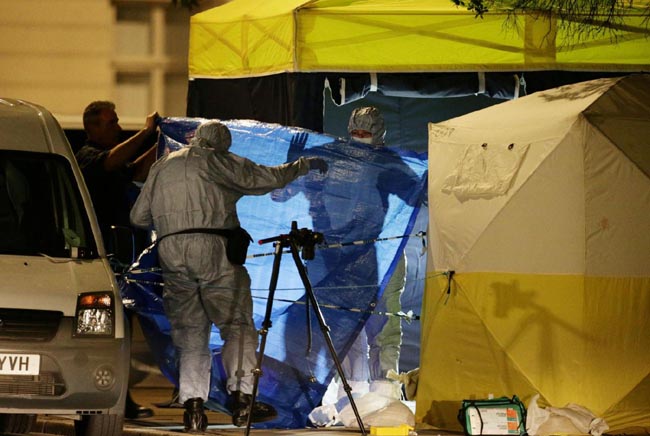 Londra, attacco a coltellate. Uccisa una donna, 5 feriti. Tutte le immagini