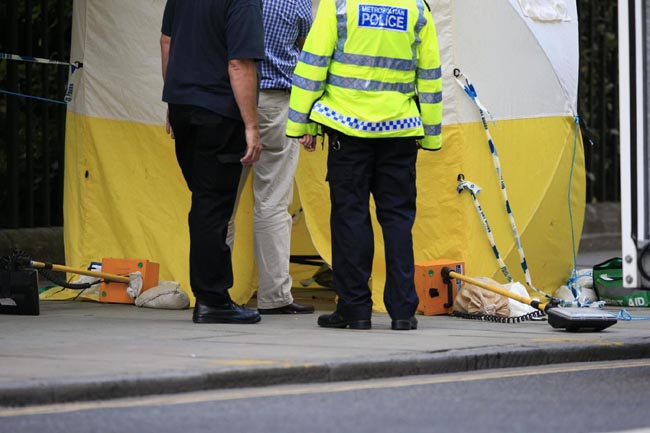 Londra, attacco a coltellate. Uccisa una donna, 5 feriti. Tutte le immagini