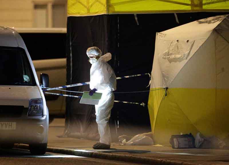 Londra, attacco a coltellate. Uccisa una donna, 5 feriti. Tutte le immagini