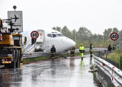 Orio al Serio, aereo esce di pista e finisce in strada. Lo scalo riapre