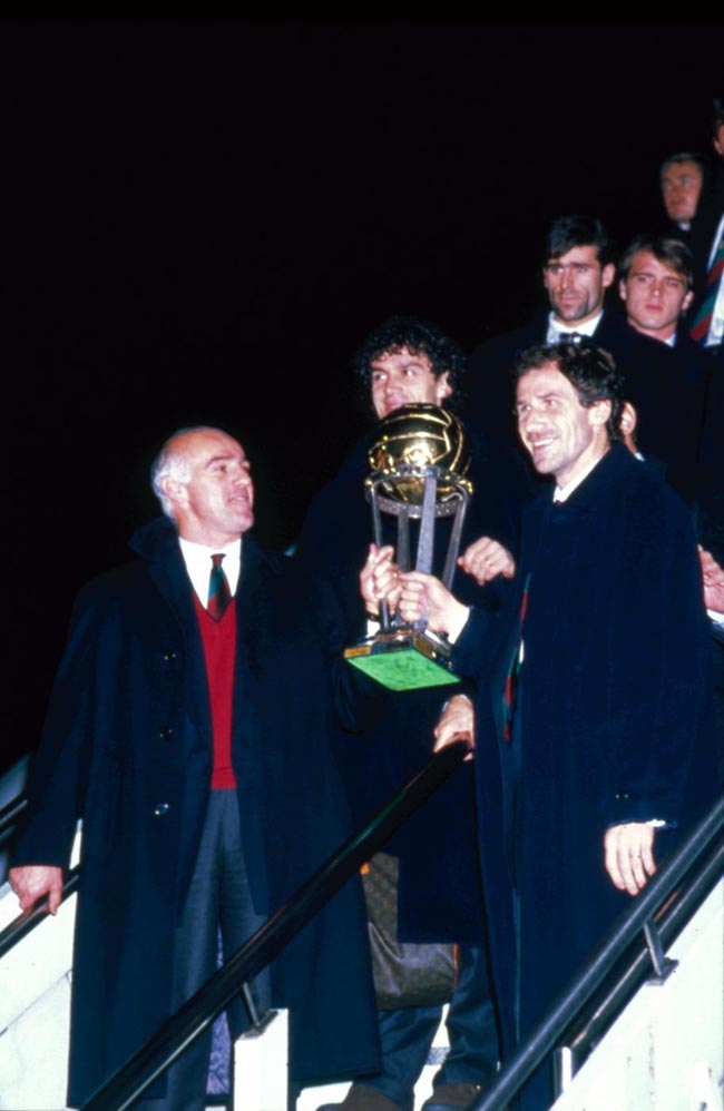 Il Milan è venduto ai cinesi. Si chiude l’era Berlusconi: 28 trofei in 30 anni Il Milan è venduto ai cinesi. Si chiude l’era Berlusconi: 28 trofei in 30 anni