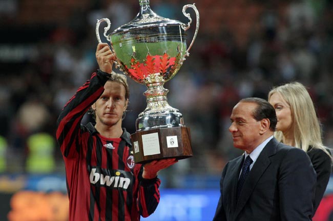 Il Milan è venduto ai cinesi. Si chiude l’era Berlusconi: 28 trofei in 30 anni Il Milan è venduto ai cinesi. Si chiude l’era Berlusconi: 28 trofei in 30 anni