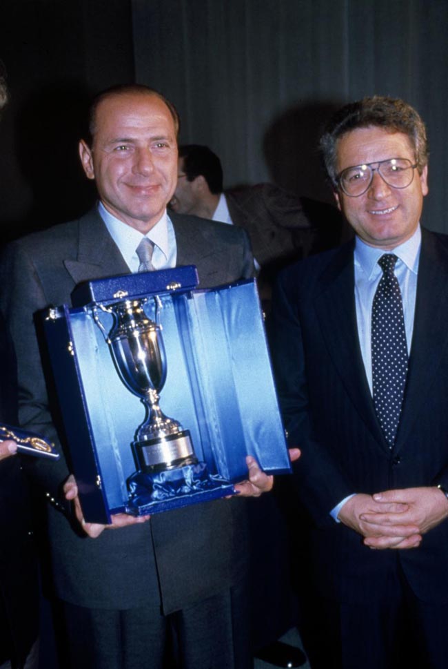 Il Milan è venduto ai cinesi. Si chiude l’era Berlusconi: 28 trofei in 30 anni Il Milan è venduto ai cinesi. Si chiude l’era Berlusconi: 28 trofei in 30 anni