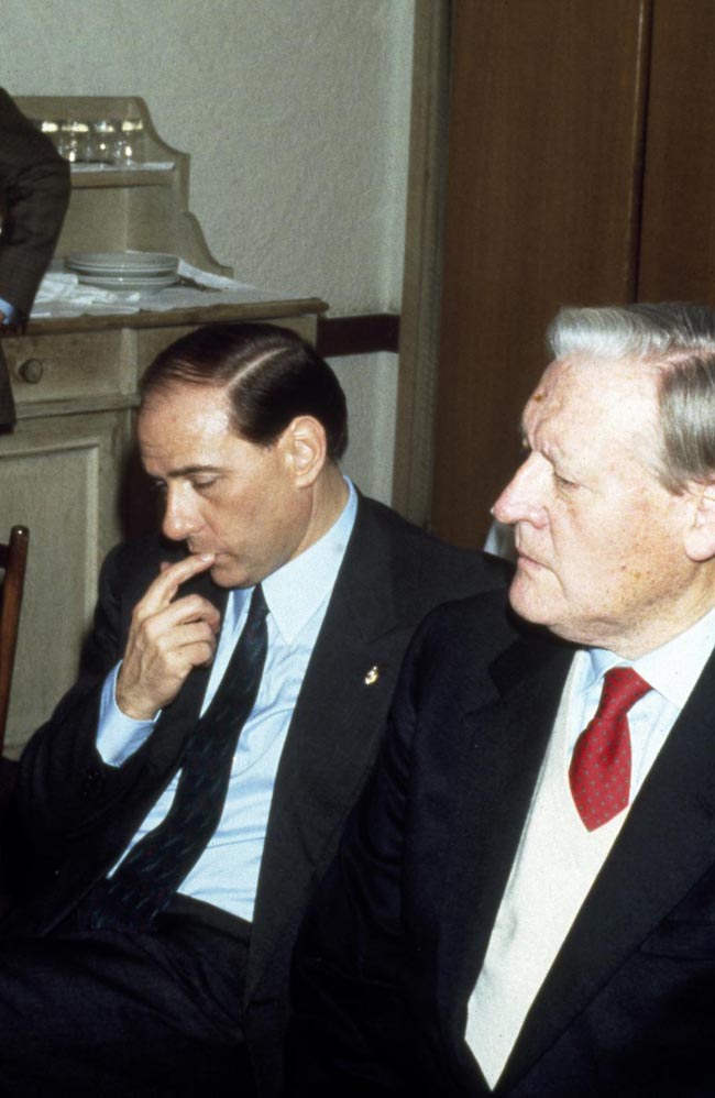 Il Milan è venduto ai cinesi. Si chiude l’era Berlusconi: 28 trofei in 30 anni Il Milan è venduto ai cinesi. Si chiude l’era Berlusconi: 28 trofei in 30 anni