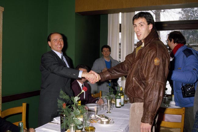 Il Milan è venduto ai cinesi. Si chiude l’era Berlusconi: 28 trofei in 30 anni Il Milan è venduto ai cinesi. Si chiude l’era Berlusconi: 28 trofei in 30 anni