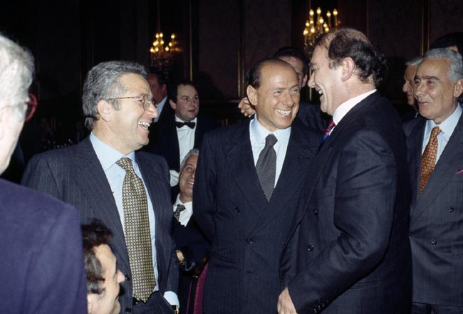 Il Milan è venduto ai cinesi. Si chiude l’era Berlusconi: 28 trofei in 30 anni Il Milan è venduto ai cinesi. Si chiude l’era Berlusconi: 28 trofei in 30 anni