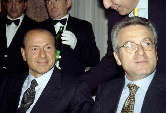 Il Milan è venduto ai cinesi. Si chiude l’era Berlusconi: 28 trofei in 30 anni Il Milan è venduto ai cinesi. Si chiude l’era Berlusconi: 28 trofei in 30 anni
