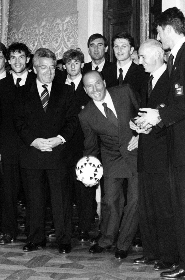 Il Milan è venduto ai cinesi. Si chiude l’era Berlusconi: 28 trofei in 30 anni Il Milan è venduto ai cinesi. Si chiude l’era Berlusconi: 28 trofei in 30 anni