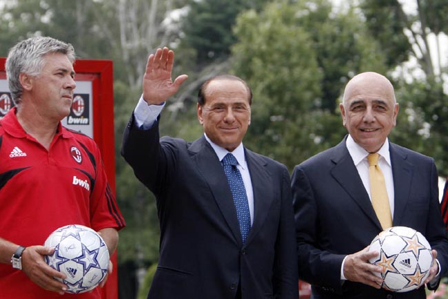 Il Milan è venduto ai cinesi. Si chiude l’era Berlusconi: 28 trofei in 30 anni Il Milan è venduto ai cinesi. Si chiude l’era Berlusconi: 28 trofei in 30 anni