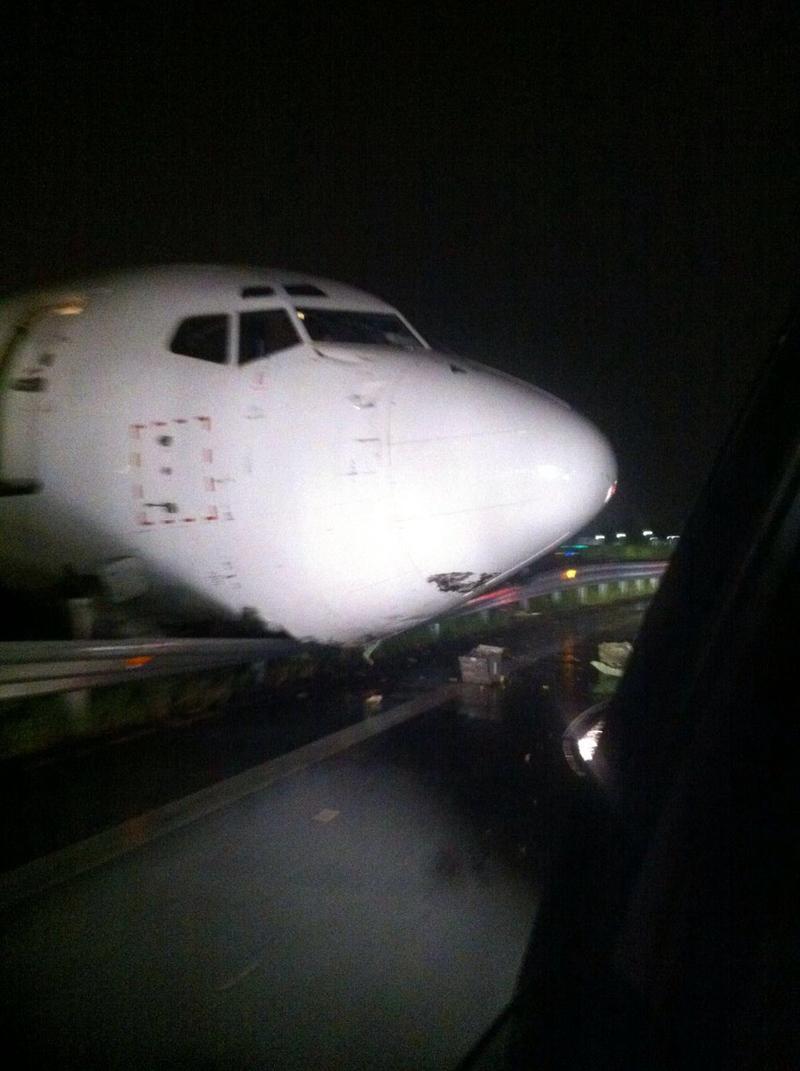 Orio al Serio, aereo esce di pista e finisce in strada. Lo scalo riapre
