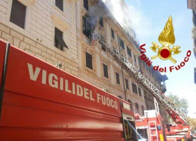 Scoppia un incendio in un palazzo al centro di Roma, un uomo è grave