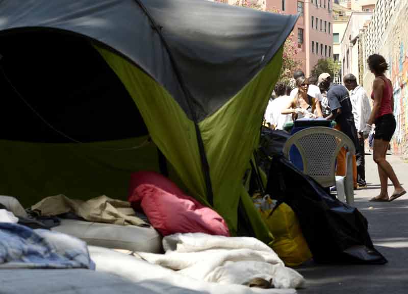 Migranti, la polizia torna a via Cupa. Quarto controllo in poche settimane Migranti, la polizia torna a via Cupa. Quarto controllo in poche settimane