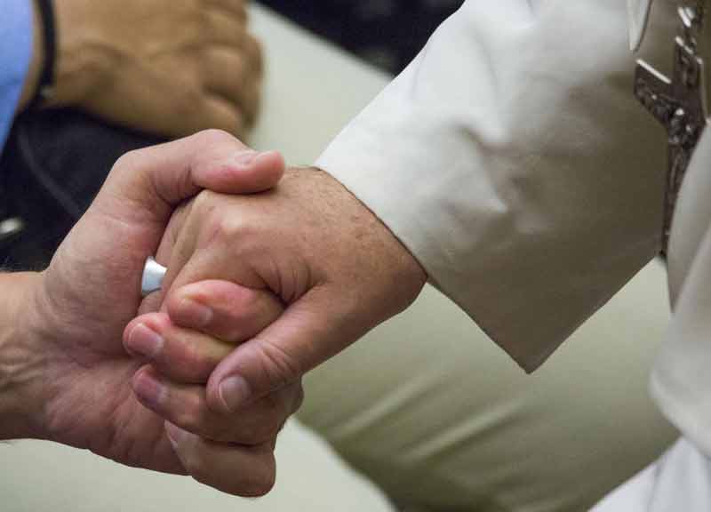 Papa Francesco a tavola con i rifugiati siriani. Da Lesbo a Sant’Egidio