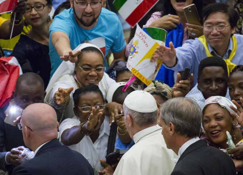 Papa Francesco a tavola con i rifugiati siriani. Da Lesbo a Sant’Egidio