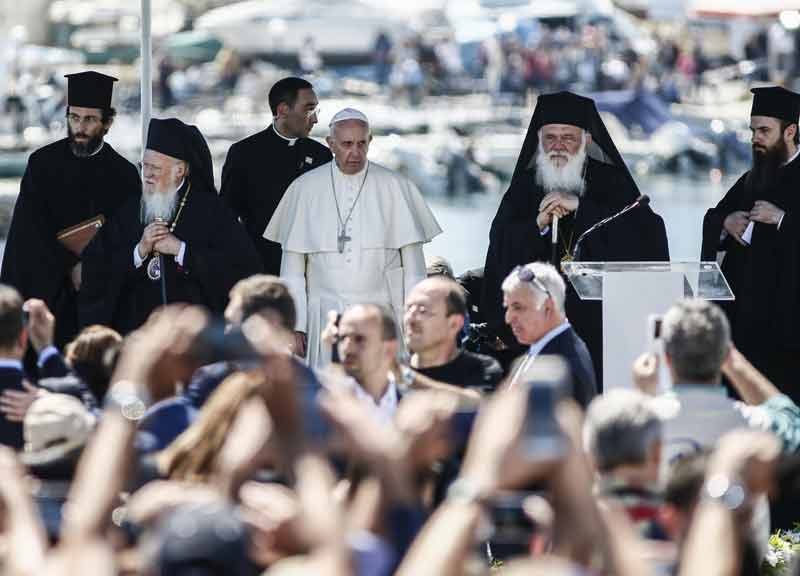 Papa Francesco a tavola con i rifugiati siriani. Da Lesbo a Sant’Egidio