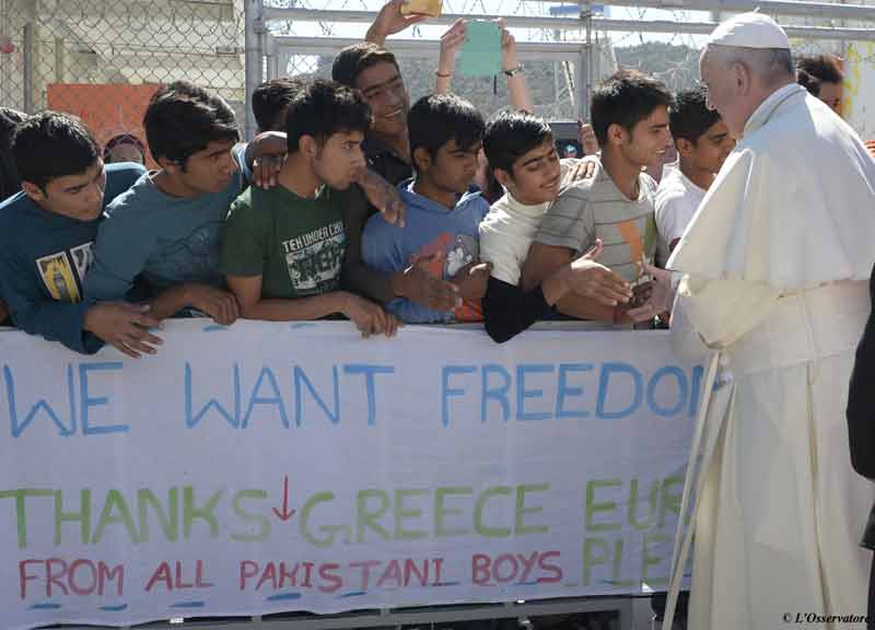 Papa Francesco a tavola con i rifugiati siriani. Da Lesbo a Sant’Egidio