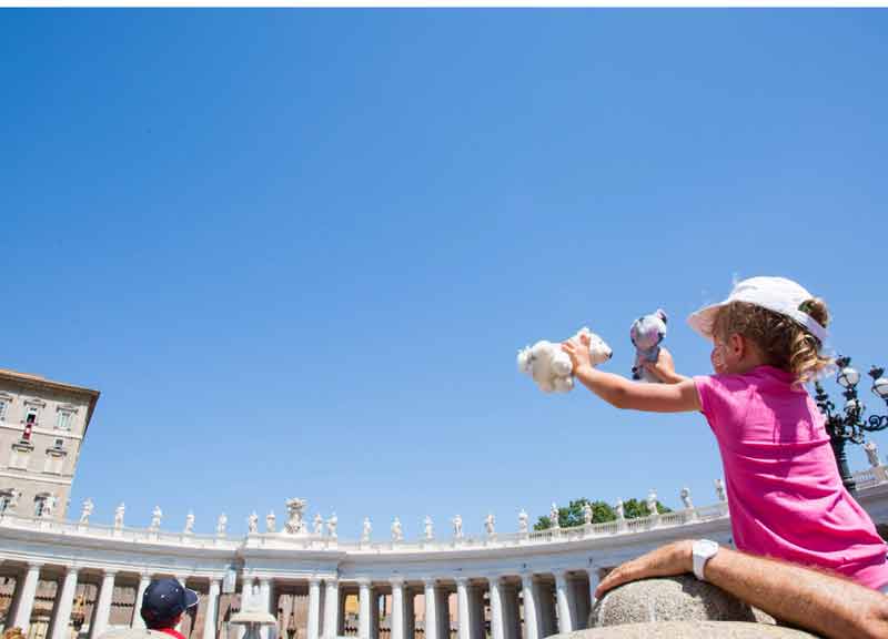 Papa Francesco a tavola con i rifugiati siriani. Da Lesbo a Sant’Egidio