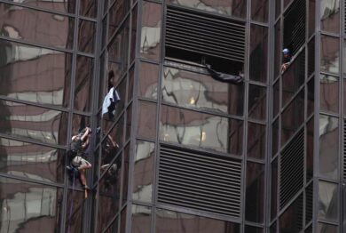 New York, uomo scala la Trump Tower con le ventose:”Fatemi parlare con Donald”