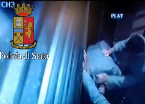Brutale aggressione per un parcheggio: quattro arrestati. IL VIDEO Brutale aggressione per un parcheggio: quattro arrestati. IL VIDEO
