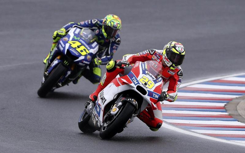 MotoGp Austria: Iannone pole. Poi Valentino Rossi e Dovizioso in prima fila