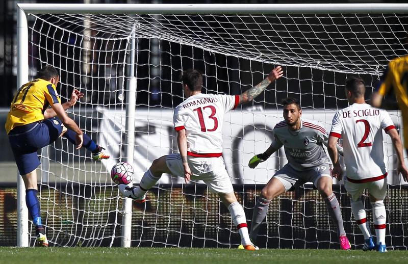 De Sciglio, pressing del Napoli. Montella. “Lui e Bacca restano al Milan” De Sciglio, pressing del Napoli. Montella. “Lui e Bacca restano al Milan”