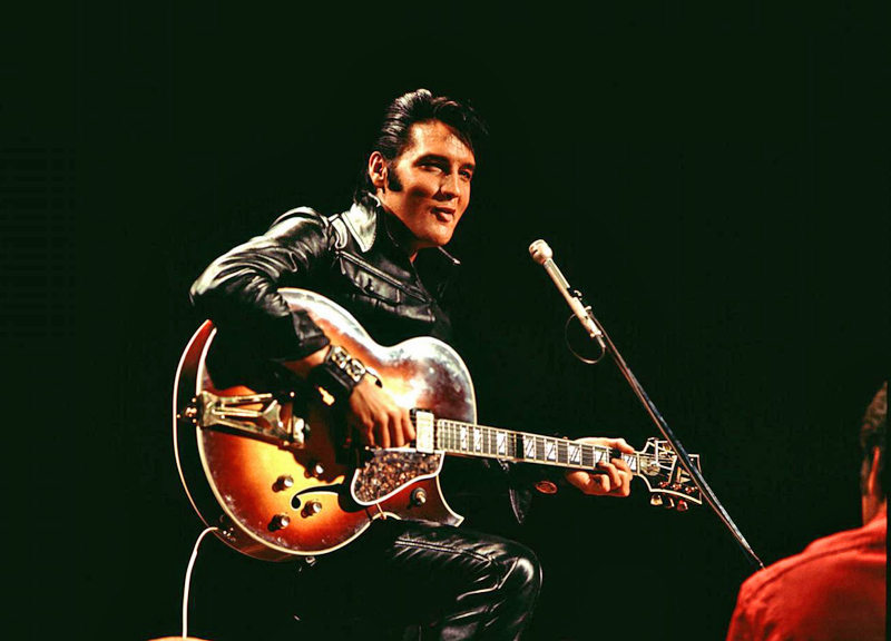 Elvis Presley morì 39 anni fa. Ma forse il Re non è morto. Infatti nel 2002… Elvis Presley morì 39 anni fa. Ma forse il Re non è morto. Infatti nel 2002…