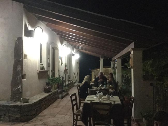 Una terrazza naturale sullo Jonio per gustare la cucina tradizionale Una terrazza naturale sullo Jonio per gustare la cucina tradizionale