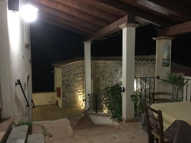 Una terrazza naturale sullo Jonio per gustare la cucina tradizionale Una terrazza naturale sullo Jonio per gustare la cucina tradizionale