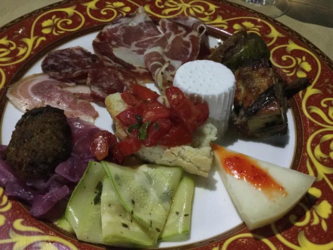 Una terrazza naturale sullo Jonio per gustare la cucina tradizionale Una terrazza naturale sullo Jonio per gustare la cucina tradizionale