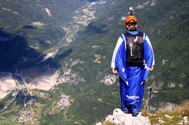 Uli Emanuele morto il base jump. Ultimo volo in Austria, poi lo schianto