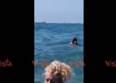 Ischia, imbarcazione sfreccia tra i bagnanti