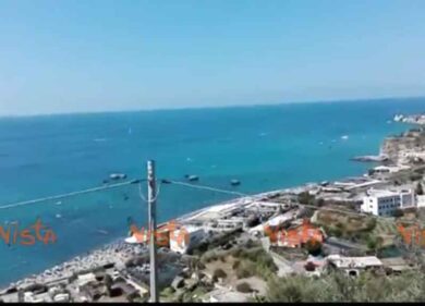 Ischia, a Citara imbarcazione supera la boa di protezione e si dirige a riva