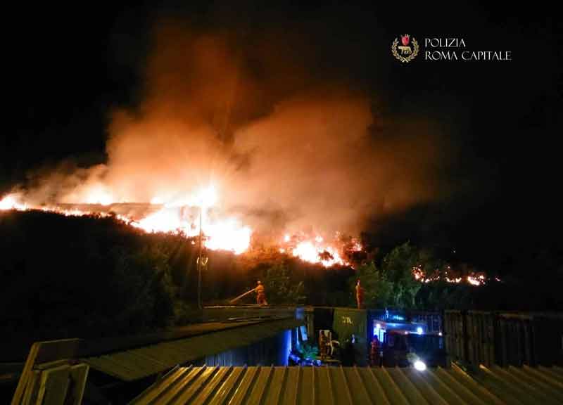 Roma brucia: Parco del Pineto nelle fiamme. Paura anche a Parco Leonardo Roma brucia: Parco del Pineto nelle fiamme. Paura anche a Parco Leonardo