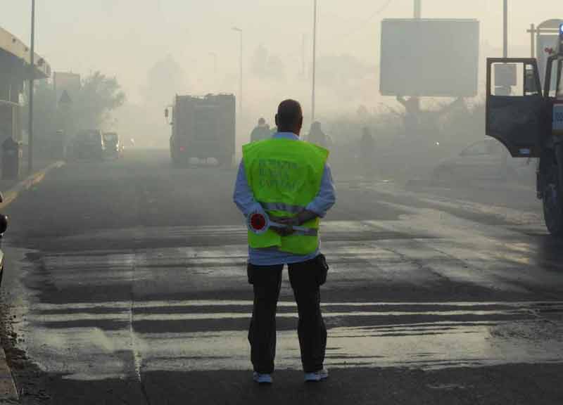 Roma brucia: Parco del Pineto nelle fiamme. Paura anche a Parco Leonardo Roma brucia: Parco del Pineto nelle fiamme. Paura anche a Parco Leonardo