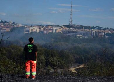 Roma brucia: Parco del Pineto nelle fiamme. Paura anche a Parco Leonardo