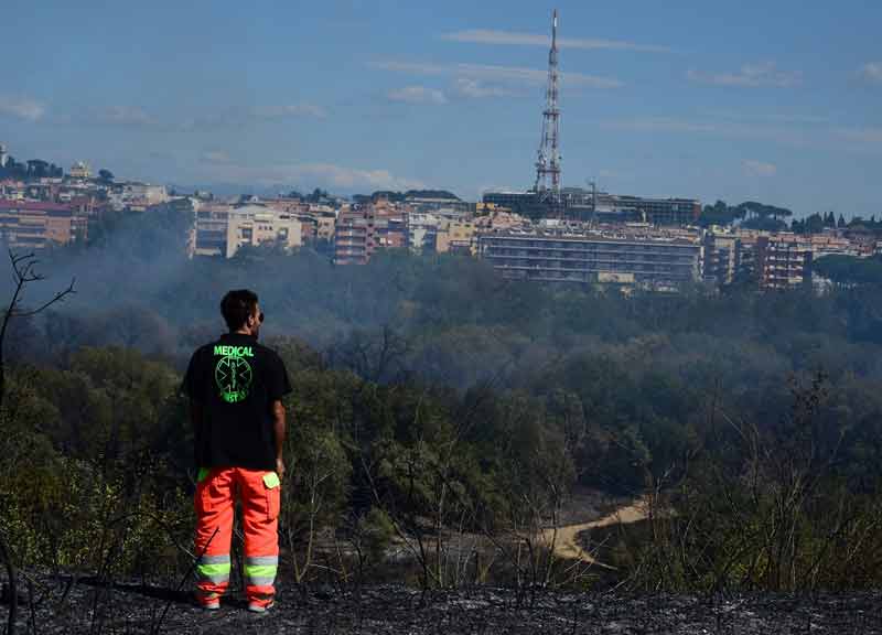 Roma brucia: Parco del Pineto nelle fiamme. Paura anche a Parco Leonardo Roma brucia: Parco del Pineto nelle fiamme. Paura anche a Parco Leonardo