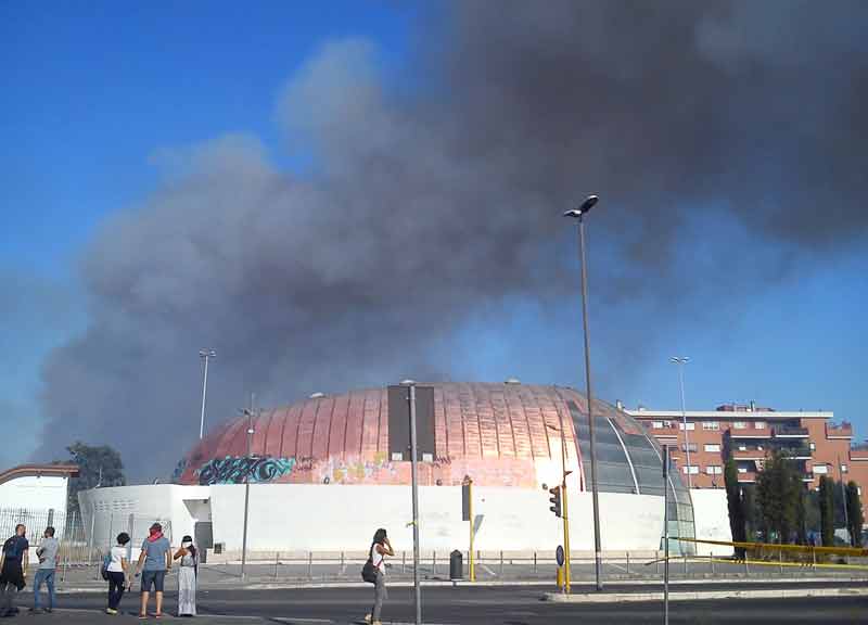 Roma brucia: Parco del Pineto nelle fiamme. Paura anche a Parco Leonardo Roma brucia: Parco del Pineto nelle fiamme. Paura anche a Parco Leonardo