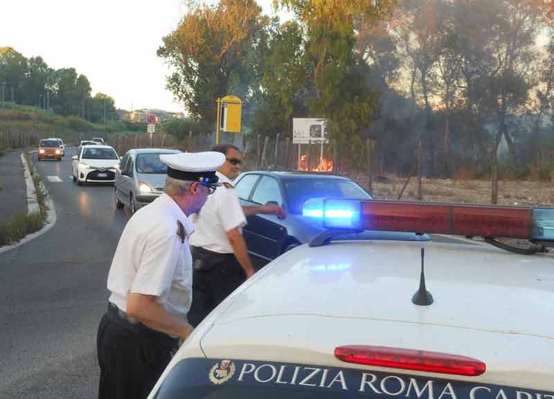 Roma brucia: Parco del Pineto nelle fiamme. Paura anche a Parco Leonardo Roma brucia: Parco del Pineto nelle fiamme. Paura anche a Parco Leonardo