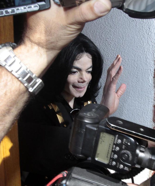 “Michael Jackson ucciso dalla famiglia”, parla il medico condannato a 4 anni “Michael Jackson ucciso dalla famiglia”, parla il medico condannato a 4 anni
