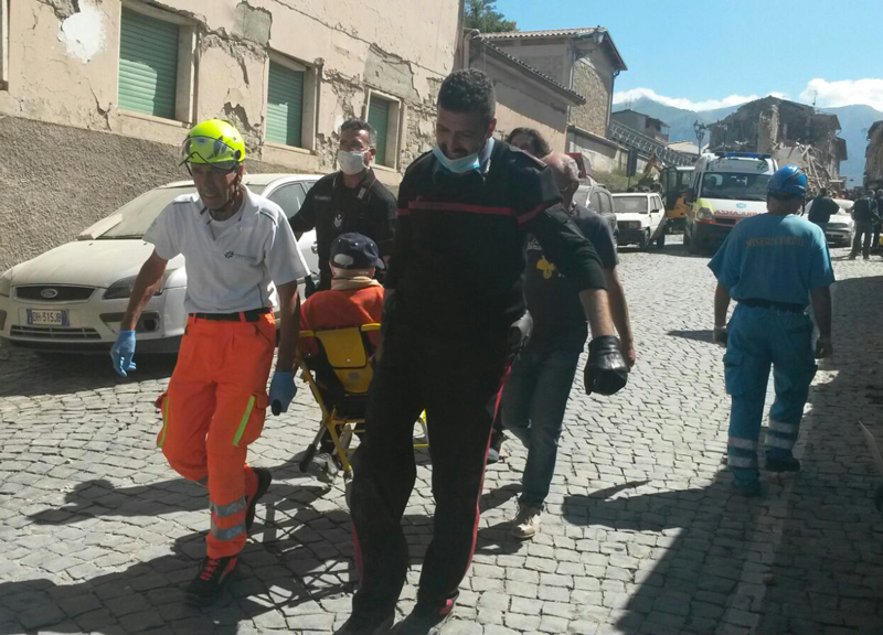 Terremoto, tra le macerie di Amatrice si scava ancora: 73 morti Terremoto, tra le macerie di Amatrice si scava ancora: 73 morti