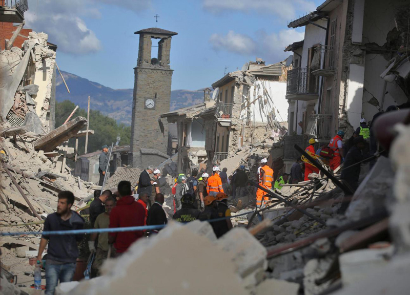 Terremoto, tra le macerie di Amatrice si scava ancora: 73 morti Terremoto, tra le macerie di Amatrice si scava ancora: 73 morti