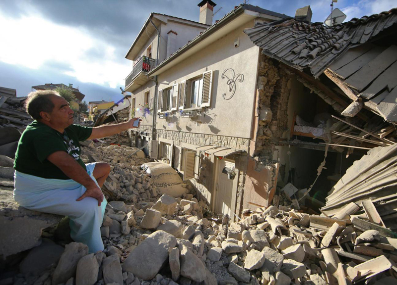 Terremoto, tra le macerie di Amatrice si scava ancora: 73 morti Terremoto, tra le macerie di Amatrice si scava ancora: 73 morti